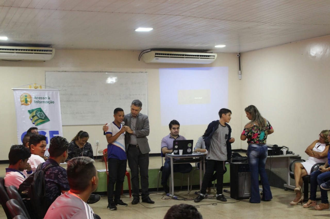 Roberto Alvares conversa com estudantes