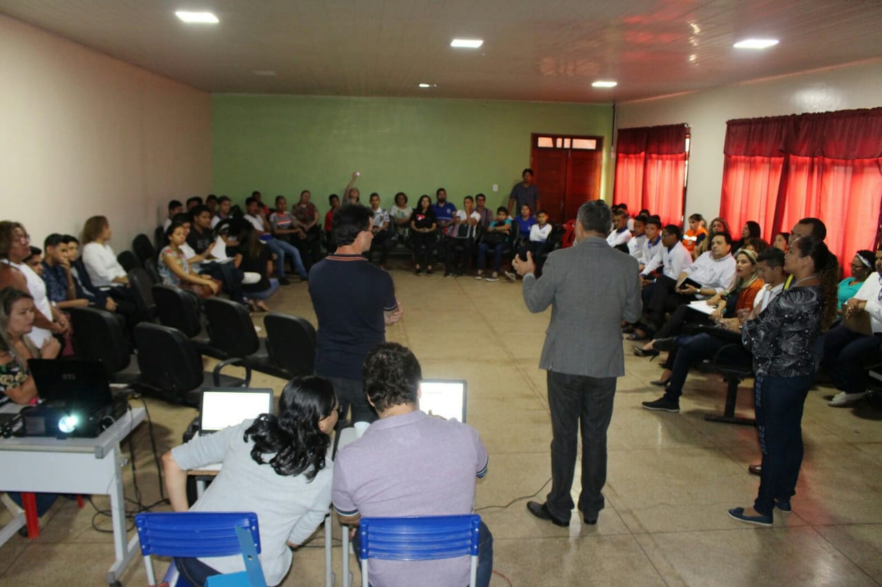 Roberto Alvares fala com estudantes 2