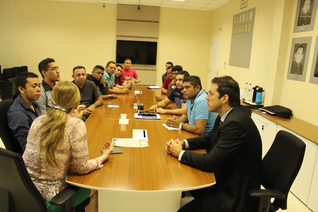 Promotora de Justiça Ivana Cei e deputado estadual Dr. Furlan com representes de sons automotivos