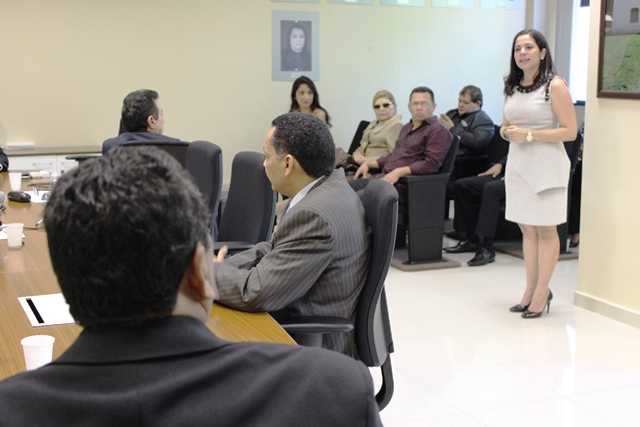 Promotora de Justiça Samile Alcolumbre representando a família do procurador prestando homenagens